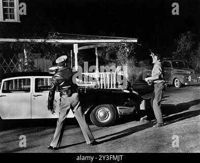 Charles Horvath (à l'extrême droite), sur le plateau du film, 'The Thing That Could't Die', Universal Pictures, 1958 Banque D'Images