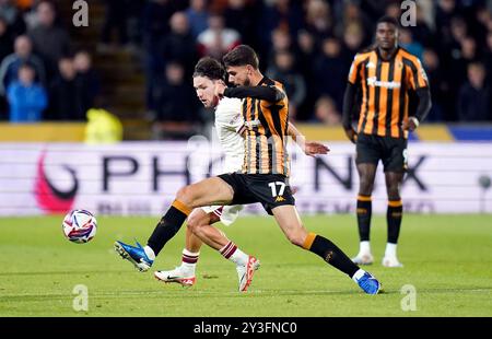 Finley Burns de Hull City et Callum O'Hare de Sheffield United (à gauche) se battent pour le ballon lors du Sky Bet Championship match au MKM Stadium de Kingston upon Hull. Date de la photo : vendredi 13 septembre 2024. Banque D'Images