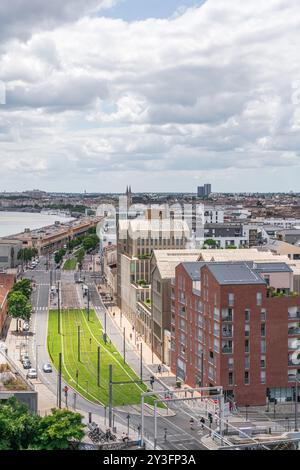 Vue aérienne de la ville de Bordeaux depuis Cité du vin, France Banque D'Images