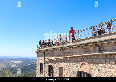 Vue extérieure latérale du toit du monastère de Muhraka avec touriste penché sur le rail de sécurité situé près du village druze de Daliyat el-Carmel Banque D'Images