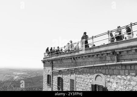 Noir et blanc vue extérieure latérale du toit du monastère Muhraka avec touriste situé près du village druze de Daliyat el-Carmel Banque D'Images