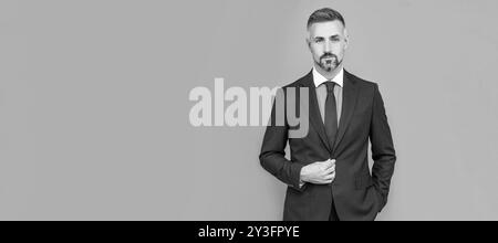 Toujours disponible. mode classique masculin. pdg professionnel non rasé. patron grizzled. homme d'affaires confiant. Portrait de visage d'homme, bannière avec espace de copie Banque D'Images