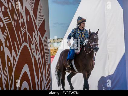 L'archer irlandais sur le cheval à la compétition sportive traditionnelle kazakhe de tir à l'arc, pendant les Jeux mondiaux nomades à Astana, Kazakhstan. Banque D'Images