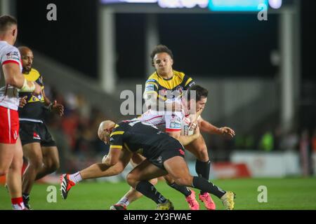St Helens, Royaume-Uni. 13 septembre 2024. *** Liam Horne et Paul McShane de Castleford affrontent Matt Whiteley de Saint Helens lors du match de Super League entre St Helens et Castleford Tigers au Totally Wicked Stadium, St Helens, Royaume-Uni, le 13 septembre 2024. Photo de Simon Hall. Utilisation éditoriale uniquement, licence requise pour une utilisation commerciale. Aucune utilisation dans les Paris, les jeux ou les publications d'un club/ligue/joueur. Crédit : UK Sports pics Ltd/Alamy Live News Banque D'Images