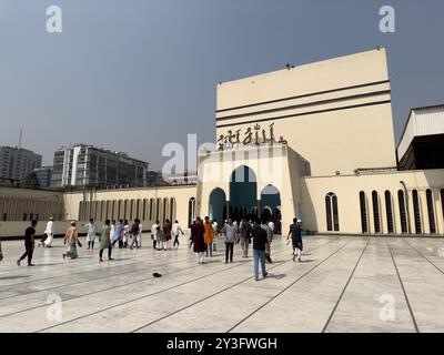 Des fidèles musulmans entrent dans la mosquée Baitul Mukarram, Dhaka, Bangladesh Banque D'Images