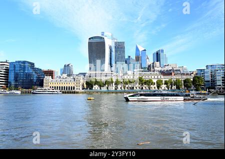 London Bridge est une attraction touristique avec beaucoup de cafés à proximité et être à côté de London Bridge train et métro est également un bon emplacement pour les navetteurs pour entrer à Londres car il est central et a une belle passerelle par la Tamise où les habitants et les visiteurs peuvent se détendre et profiter du paysage de nombreux bâtiments historiques. Banque D'Images