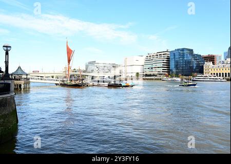 London Bridge est une attraction touristique avec beaucoup de cafés à proximité et être à côté de London Bridge train et métro est également un bon emplacement pour les navetteurs pour entrer à Londres car il est central et a une belle passerelle par la Tamise où les habitants et les visiteurs peuvent se détendre et profiter du paysage de nombreux bâtiments historiques. Banque D'Images