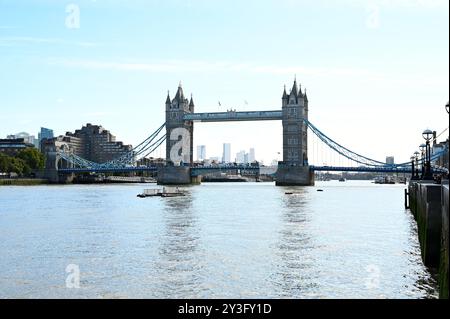 London Bridge est une attraction touristique avec beaucoup de cafés à proximité et être à côté de London Bridge train et métro est également un bon emplacement pour les navetteurs pour entrer à Londres car il est central et a une belle passerelle par la Tamise où les habitants et les visiteurs peuvent se détendre et profiter du paysage de nombreux bâtiments historiques. Banque D'Images