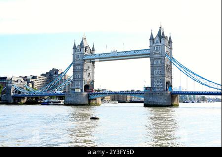 London Bridge est une attraction touristique avec beaucoup de cafés à proximité et être à côté de London Bridge train et métro est également un bon emplacement pour les navetteurs pour entrer à Londres car il est central et a une belle passerelle par la Tamise où les habitants et les visiteurs peuvent se détendre et profiter du paysage de nombreux bâtiments historiques. Banque D'Images