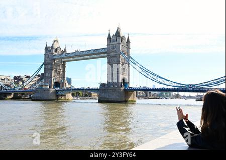 London Bridge est une attraction touristique avec beaucoup de cafés à proximité et être à côté de London Bridge train et métro est également un bon emplacement pour les navetteurs pour entrer à Londres car il est central et a une belle passerelle par la Tamise où les habitants et les visiteurs peuvent se détendre et profiter du paysage de nombreux bâtiments historiques. Banque D'Images