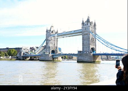 London Bridge est une attraction touristique avec beaucoup de cafés à proximité et être à côté de London Bridge train et métro est également un bon emplacement pour les navetteurs pour entrer à Londres car il est central et a une belle passerelle par la Tamise où les habitants et les visiteurs peuvent se détendre et profiter du paysage de nombreux bâtiments historiques. Banque D'Images