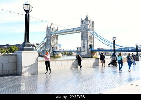 London Bridge est une attraction touristique avec beaucoup de cafés à proximité et être à côté de London Bridge train et métro est également un bon emplacement pour les navetteurs pour entrer à Londres car il est central et a une belle passerelle par la Tamise où les habitants et les visiteurs peuvent se détendre et profiter du paysage de nombreux bâtiments historiques. Banque D'Images