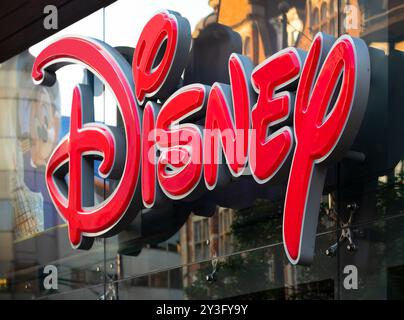 Enseigne Disney Store. Logo emblématique à l'extérieur de la boutique Disney dans la rue de vente de marchandises liées à Walt Disney, Marvel, Star Wars et Pixar. Banque D'Images