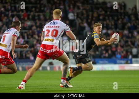 St Helens, Royaume-Uni. 13 septembre 2024. *** Fletcher Rooney cherche un écart dans la défense de Saint Helens lors du match de Super League entre St Helens et Castleford Tigers au Totally Wicked Stadium, St Helens, Royaume-Uni, le 13 septembre 2024. Photo de Simon Hall. Utilisation éditoriale uniquement, licence requise pour une utilisation commerciale. Aucune utilisation dans les Paris, les jeux ou les publications d'un club/ligue/joueur. Crédit : UK Sports pics Ltd/Alamy Live News Banque D'Images