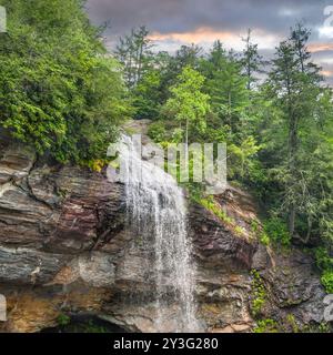 Voile de mariée Fals près de Highlands, Caroline du Nord. Est une cascade de 60' dans la forêt nationale de Nantahla Banque D'Images