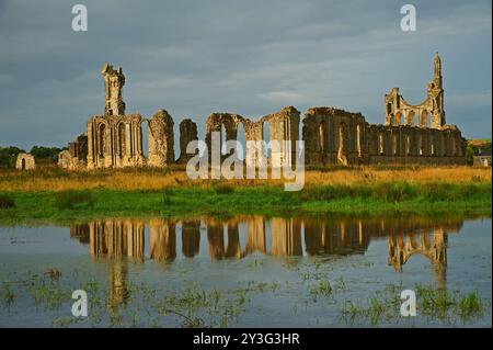 Abbaye de Byland dans le Yorkshire du Nord. Les ruines de l'abbaye se reflètent dans les champs gorgés d'eau Banque D'Images