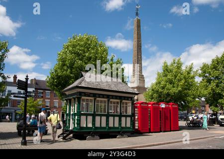 Cabmens Shelter restauré et boîtes phoine rouge sur la place du marché, centre de Ripon, Yorkshire du Nord, Angleterre Banque D'Images