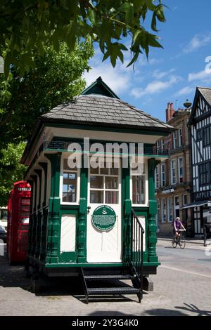 Cabmens Shelter restauré et boîtes phoine rouge sur la place du marché, centre de Ripon, Yorkshire du Nord, Angleterre Banque D'Images