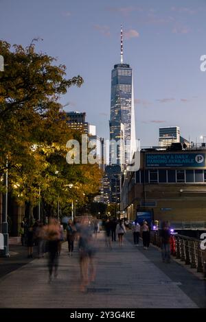 Les gens marchent sur l'autoroute côté ouest avec un World Trade Center en arrière-plan | New York City, NY 2023 Banque D'Images