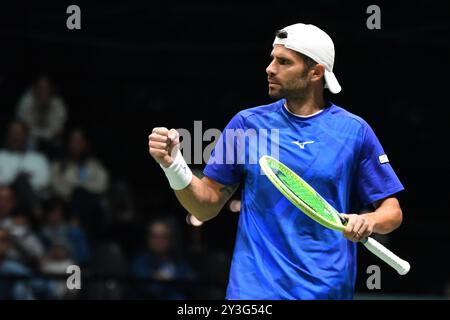 BOLOGNE, ITALIE - 13 SEPTEMBRE : Simone Bolelli, italienne, en action lors de la finale de la Coupe Davis 2024, match de Bologne entre l'Italie et la Belgique à Unipol Arena le 13 septembre 2024 à Bologne, Italie. Banque D'Images