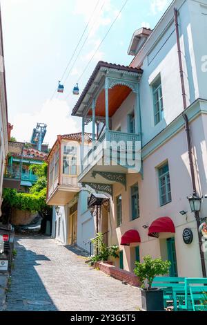 Tbilissi, Géorgie - 12 août 2024 : vue sur la rue et architecture traditionnelle dans la vieille ville de Tbilissi, Géorgie. Banque D'Images