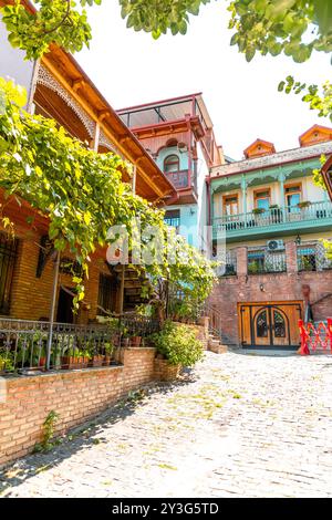 Tbilissi, Géorgie - 12 août 2024 : vue sur la rue et architecture traditionnelle dans la vieille ville de Tbilissi, Géorgie. Banque D'Images