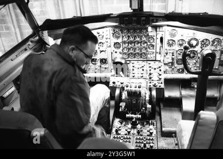 Un travailleur vérifie le poste de pilotage et contrôle un Boeing 707 de TRANS World Airlines à l'aéroport d'Idlewild le 28 avril 1959. Banque D'Images