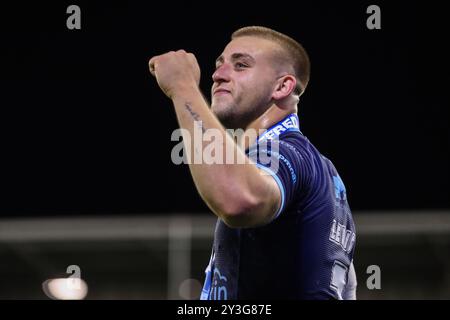 Leigh, Royaume-Uni. 13 septembre 2024. Mikey Lewis de Hull KR applaudit les fans itinérants après le match Betfred Super League Round 26 Leigh Leopards vs Hull KR au Leigh Sports Village, Leigh, Royaume-Uni, 13 septembre 2024 (photo par Gareth Evans/News images) à Leigh, Royaume-Uni le 13/09/2024. (Photo de Gareth Evans/News images/SIPA USA) crédit : SIPA USA/Alamy Live News Banque D'Images