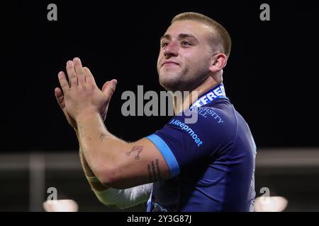 Leigh, Royaume-Uni. 13 septembre 2024. Mikey Lewis de Hull KR applaudit les fans itinérants après le match Betfred Super League Round 26 Leigh Leopards vs Hull KR au Leigh Sports Village, Leigh, Royaume-Uni, 13 septembre 2024 (photo par Gareth Evans/News images) à Leigh, Royaume-Uni le 13/09/2024. (Photo de Gareth Evans/News images/SIPA USA) crédit : SIPA USA/Alamy Live News Banque D'Images