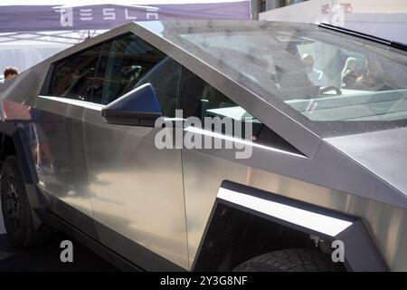 Turin, Italie - 13 septembre 2024 : le Cybertruck CyberBeast de Tesla est un pick-up électrique cinq places au salon de l'automobile de Turin. Banque D'Images