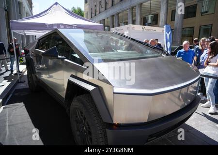 Turin, Italie - 13 septembre 2024 : le Cybertruck CyberBeast de Tesla est un pick-up électrique cinq places au salon de l'automobile de Turin. Banque D'Images