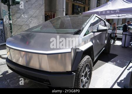 Turin, Italie - 13 septembre 2024 : le Cybertruck CyberBeast de Tesla est un pick-up électrique cinq places au salon de l'automobile de Turin. Banque D'Images