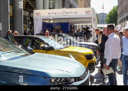 Turin, Italie - 13 septembre 2024 : stand en plein air de Stellantis, l'un des principaux constructeurs automobiles au monde, au salon de l'automobile de Turin Banque D'Images