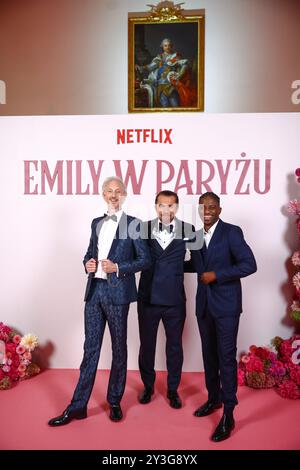 Les acteurs Bruno Gouery, William Abadie et Samuel Arnold assistent à une photocall lors de la première de la quatrième partie de la série Netflix 'Emily in Paris' à Cracovie, Pologne, le 12 septembre 2024. (Photo de Beata Zawrzel/NurPhoto) crédit : NurPhoto SRL/Alamy Live News Banque D'Images