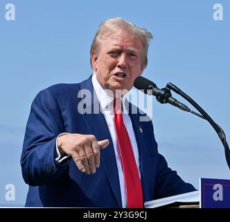 L’ancien président et candidat républicain à la présidence Donald J. Trump prononce des propos à la presse au Trump National Gold Club à Los Angeles le vendredi 13 septembre 2024. Trump s'est adressé à la foule en blâmant Harris d'avoir donné «l'une des réponses les plus stupides» au débat présidentiel et d'avoir détruit la Californie pendant son mandat. Selon Trump, si elle est élue présidente, elle détruira le pays. Photo de Jim Ruymen/UPI Banque D'Images