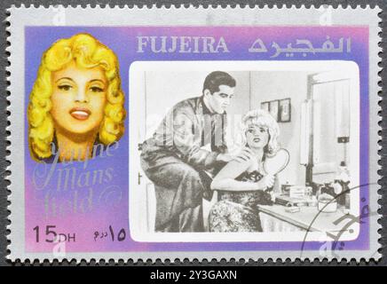 Timbre-poste oblitéré imprimé par Fujairah (Fujeira), qui montre la star de cinéma - Jayne Mansfield, vers 1972. Banque D'Images