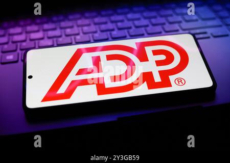 Dans cette illustration photo, le logo du traitement automatique des données (ADP) est affiché sur l'écran d'un smartphone. Banque D'Images
