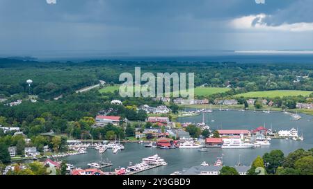 Fin d'été, début d'automne aérien, drone, photo de l'horizon de St Michaels Maryland et de la baie de Chesapeake. Septembre 2024. Banque D'Images