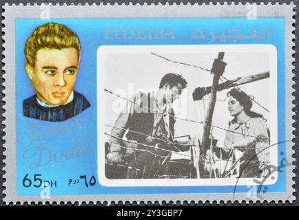 Timbre-poste oblitéré imprimé par Fujairah (Fujeira), qui montre la star de cinéma - James Dean, vers 1972. Banque D'Images