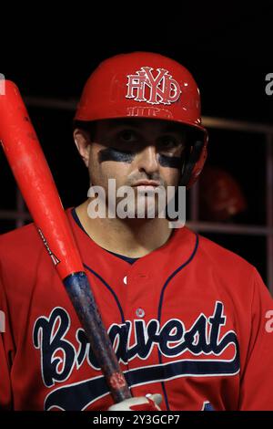 Le plus courageux de New York, John Giakas #9, se tient dans la dugout en attendant de battre pendant le match de baseball contre l'équipe de baseball de NYPD dans la 'Battle of badges' au Citi Field à Corona, New York, le jeudi 12 septembre 2024. (Photo : Gordon Donovan) Banque D'Images