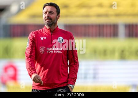 Sandhausen, Deutschland. 13 septembre 2024. Sreto Ristic (entraîneur, Cheftrainer, SVS), Einzelbild, Einzelfoto, Aktion, action, 13.09.2024, Sandhausen (Deutschland), Fussball, 3. LA RÉGLEMENTATION LIGA, SV SANDHAUSEN - BORUSSIA DORTMUND II, DFB/DFL INTERDIT TOUTE UTILISATION DE PHOTOGRAPHIES COMME SÉQUENCES D'IMAGES ET/OU QUASI-VIDÉO. Crédit : dpa/Alamy Live News Banque D'Images