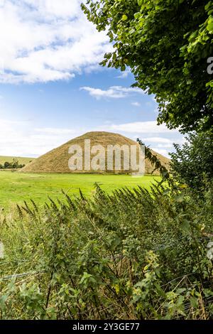 Silbury Hill, près d'Avebury, Wiltshire, Angleterre. C'est le plus grand monticule néolithique artificiel d'Europe, réalisé vers 2 400 av. J.-C. par une nouvelle vague de bécher Banque D'Images