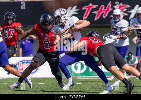 DeKalb, Illinois, États-Unis. 31 août 2024. Skyler Gill-Howard (#0) et Quinn Urwiler (#32) affrontent Nathan Lamb (#13) lors de l'ouverture de la saison 2024 de la NCAA pour les Huskies de l'Université Northern Illinois contre les Leathernecks de l'Université Western Illinois au Huskie Stadium. Score final : NIU - 54, WIU - 15 (crédit image : © Raj Chavda/SOPA images via ZUMA Press Wire) USAGE ÉDITORIAL SEULEMENT! Non destiné à UN USAGE commercial ! Banque D'Images