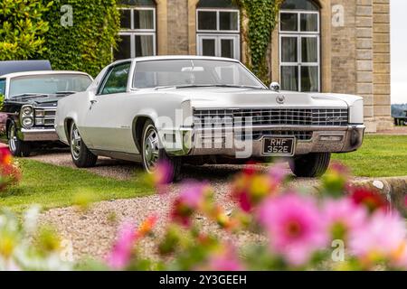 Bristol, Royaume-Uni- 11 août 2024 : coupé de luxe Cadillac Eldorado blanc connu pour son design élégant et sa technologie de pointe. Voiture américaine Banque D'Images