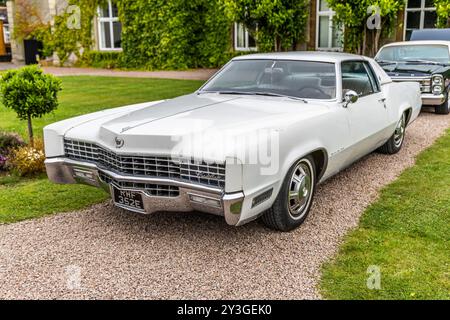 Bristol, Royaume-Uni- 11 août 2024 : coupé de luxe Cadillac Eldorado blanc connu pour son design élégant et sa technologie de pointe. Voiture américaine Banque D'Images