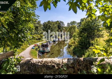 Les bateaux amarrent sur la rivière avon près de Bath Bristol Warleigh Weir Banque D'Images