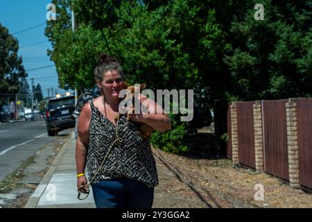 Sacramento, CA. 31 juillet 2024. Après avoir reçu une notification de la ville de Sacramento pour quitter la digue de Morrison Creek la semaine dernière Kristin Florez, 43 ans, et son chien, petite fille, ont déménagé avec un campement de sans-abri à la 63e rue pensant qu'ils seraient en sécurité d'un balayage jusqu'au mercredi 31 juillet 2024. Alors que Florez revenait de vérifier les gens que la police expulsait le long d'Elder Creek Road, elle a dit qu'elle ne comprenait pas pourquoi ils étaient expulsés : « nous étions sur la 63e rue, nous n'étions nulle part sur la digue, nulle part près de la digue. » La décision de la Cour suprême de Grants Pass a annulé Banque D'Images