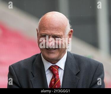 Llanelli, pays de Galles Royaume-Uni 10 septembre 2024 SAR le Prince de Galles visite Parc y Scarlets, domicile de l'équipe de rugby Scarlets lors d'une visite à Llanelli, pays de Galles Banque D'Images