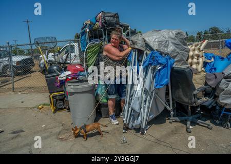 Sacramento, CA. 31 juillet 2024. Après avoir reçu une notification de la ville de Sacramento pour quitter la digue de Morrison Creek la semaine dernière Kristin Florez, 43 ans, et son chien, petite fille, ont déménagé avec un campement de sans-abri à la 63e rue pensant qu'ils seraient en sécurité d'un balayage jusqu'au mercredi 31 juillet 2024. Elle a dit qu'ils n'avaient pas reçu d'avis officiel. « Il est difficile de tout faire bouger, nous avons des lits sur lesquels nous dormons parce que nous ne voulons pas dormir sur le sol dur » « C’est juste à beaucoup, c’est très stressant », a déclaré Florez. La décision de la Cour suprême de Grants Pass a infirmé la décision Martin c. Boise de 2018 Banque D'Images