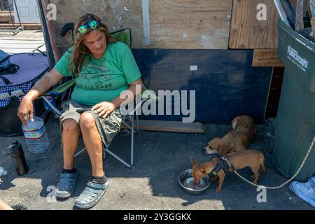 Sacramento, CA. 31 juillet 2024. Après avoir reçu une notification de la ville de Sacramento pour quitter la digue de Morrison Creek la semaine dernière, Robin Aiello, 58 ans, qui est handicapé et utilise un fauteuil roulant électronique, a déménagé avec des campeurs sans-abri à la 63e rue où ils ont été balayés le mercredi 31 juillet 2024. « Nous ne pouvons pas camper dehors, nous ne pouvons pas vivre dans la rue, où sommes-nous censés aller si nous n'avons pas les moyens de nous loger ? » a interrogé Aiello, qui a dit qu'elle dépendait des campeurs pour l'aider. La décision de la Cour suprême de Grants Pass a annulé la décision Martin c. Boise de 2018 et est généralement interprétée comme signifiant villes Banque D'Images